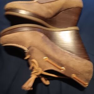 Chic Brown Lace-Up Wedge Boots